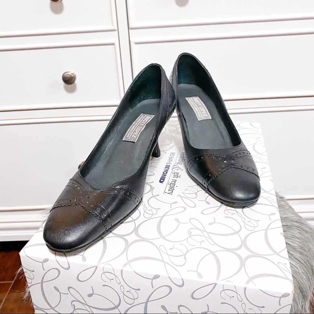 Rusty Lopez Black semi pointed shoes in size 8